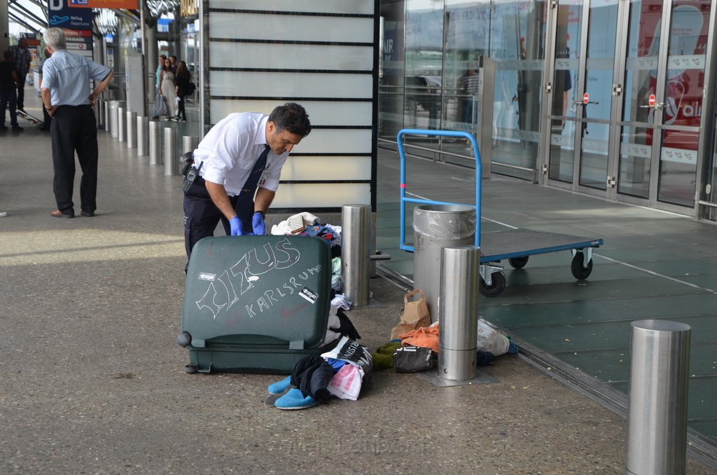 Verdaechtige Koffer Koeln Bonn Airport Koeln Porz  P24.JPG - Miklos Laubert